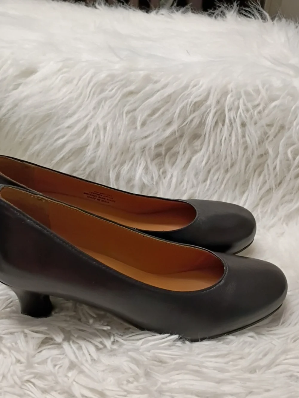 New ARRAY Flatter Black Leather Low Kitten Heel Pump 6M